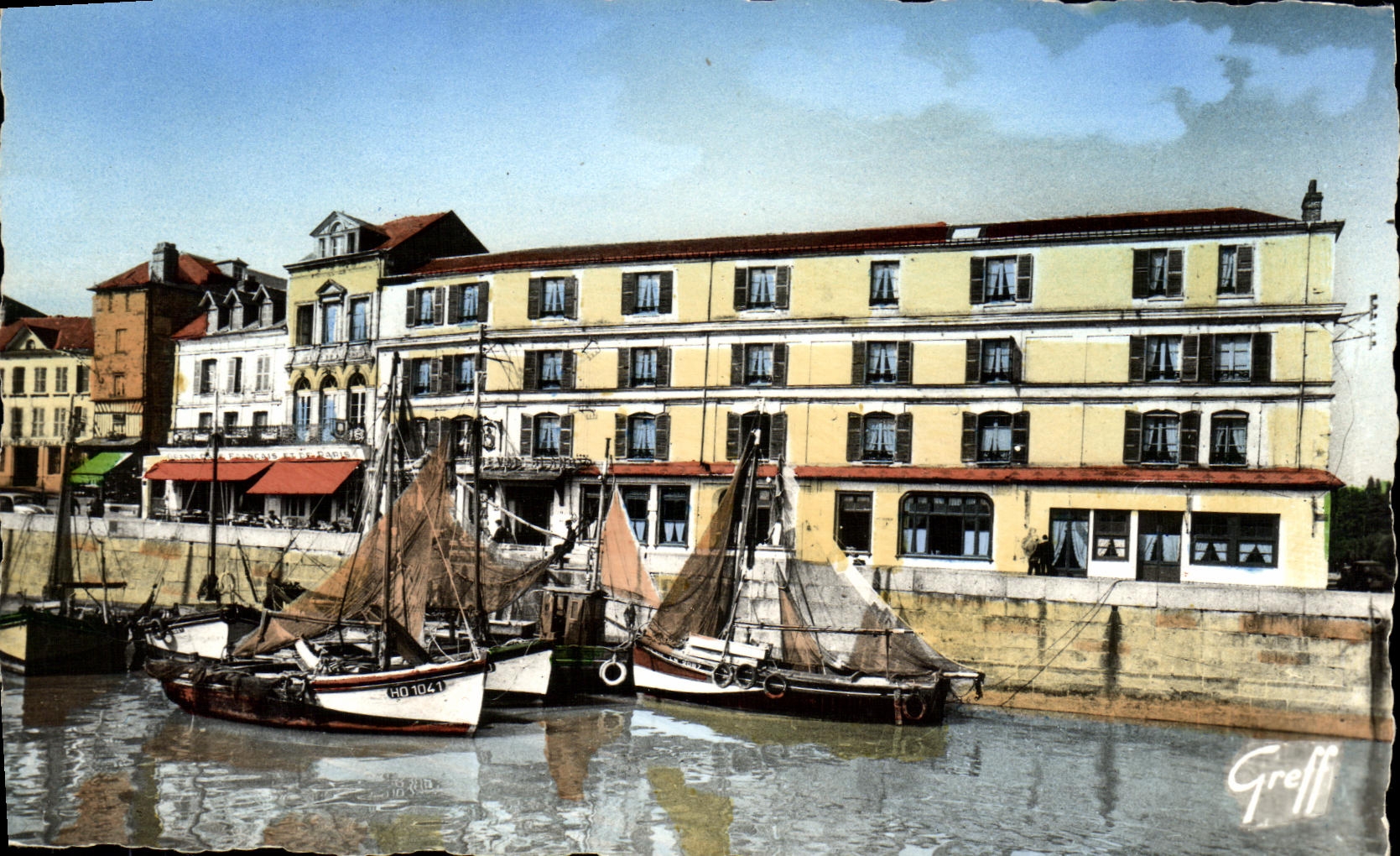 CPM Honfleur Le Port et l Hotel du Cheval Blanc Bateaux