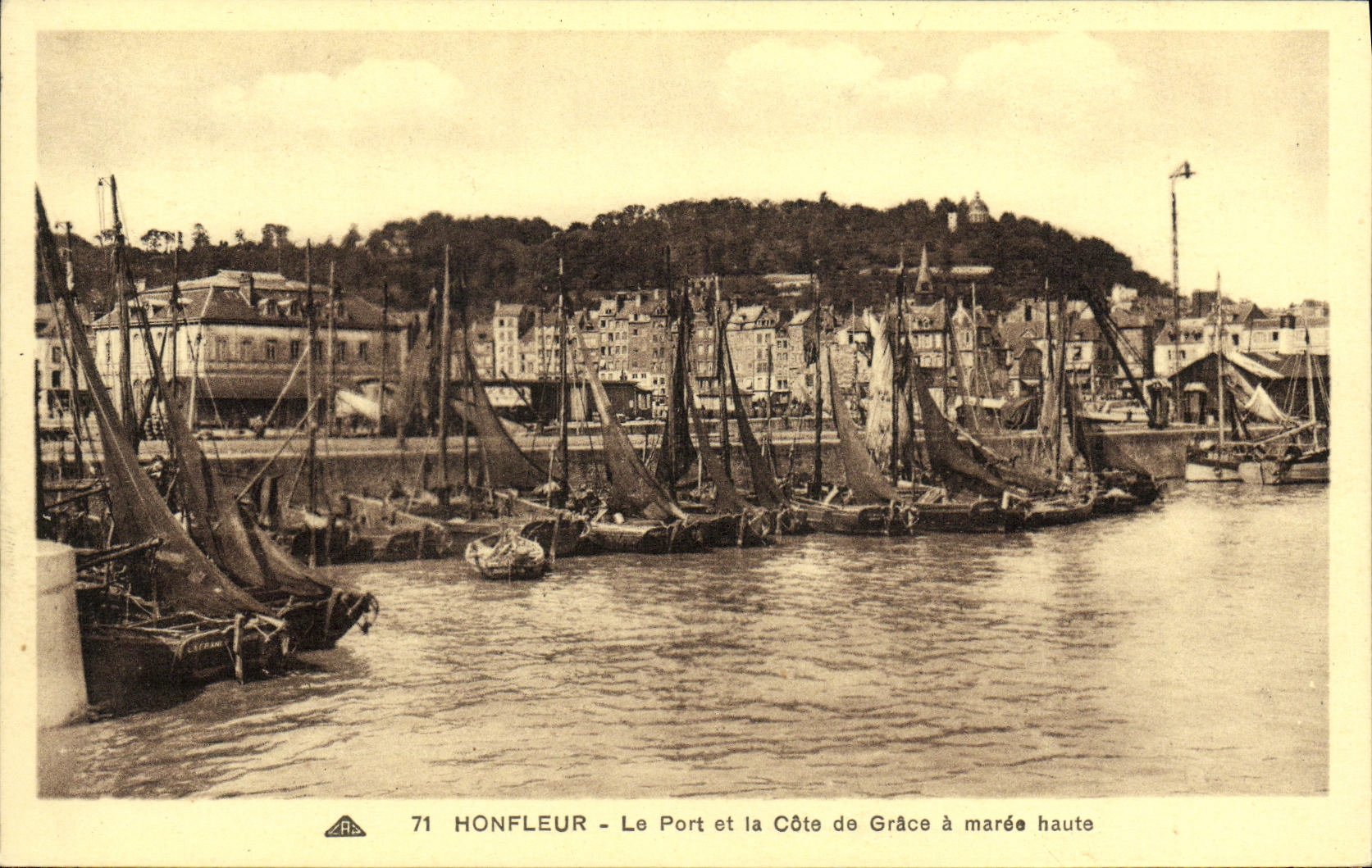 Honfleur - Le Port et la Côte de Grâce à marée haute — CPAHIL