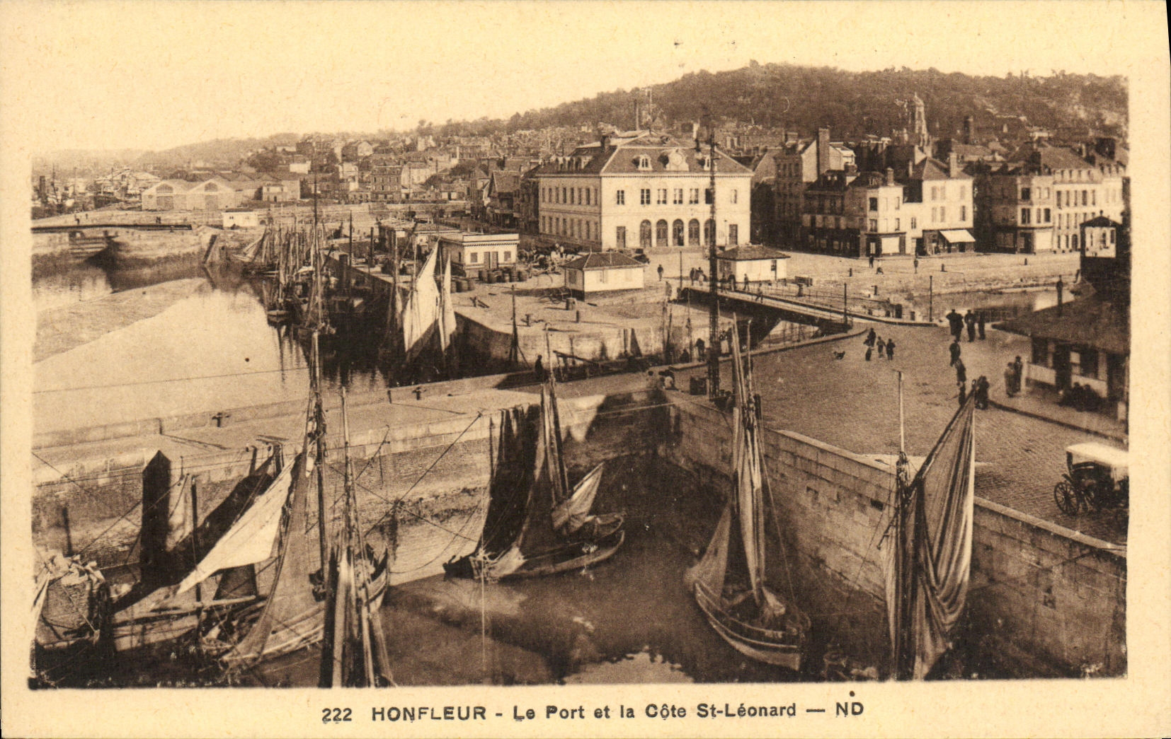 CPA Honfleur Le Port et la Cote St Leonard Bateaux