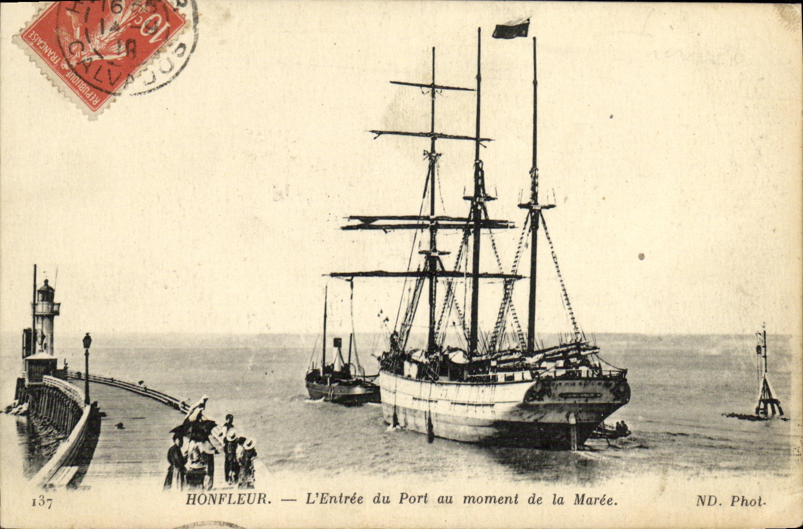 CPA Honfleur L Entree du Port au moment de la Maree Bateaux Voilier 