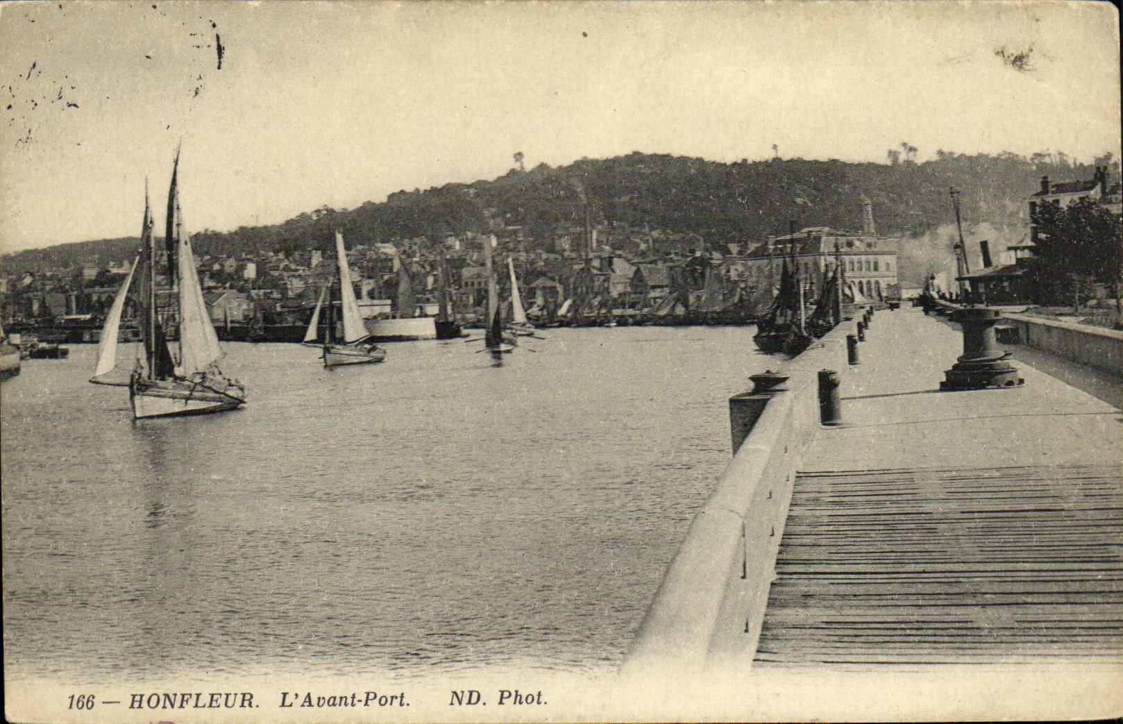 CPA Honfleur L Avant Port Bateaux