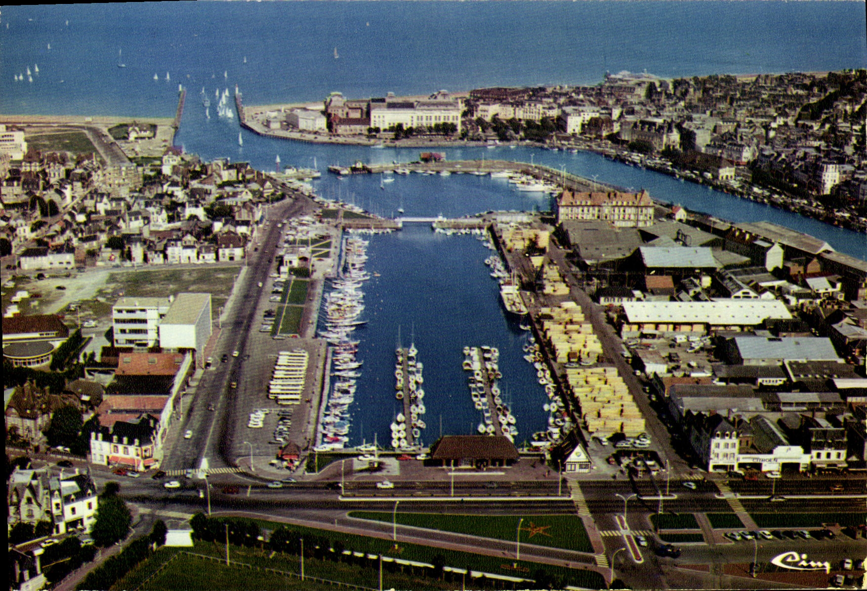 Deauville - Trouville (Calvados) — Vue aérienne sur les ports — Combier Imprimeur Méacon