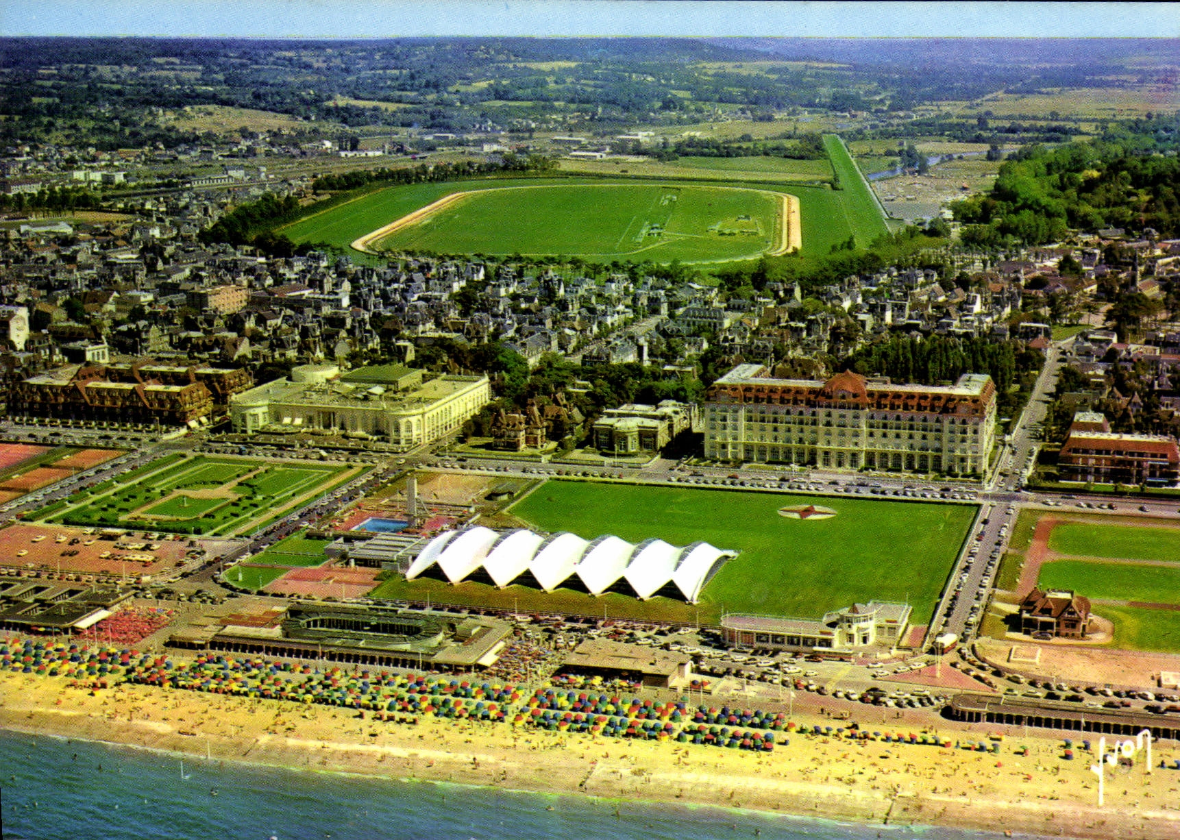 Deauville — Vue générale et la Plage, au fond le Champ de Courses — Éditions Jean-Jaurel, n° 14 0057