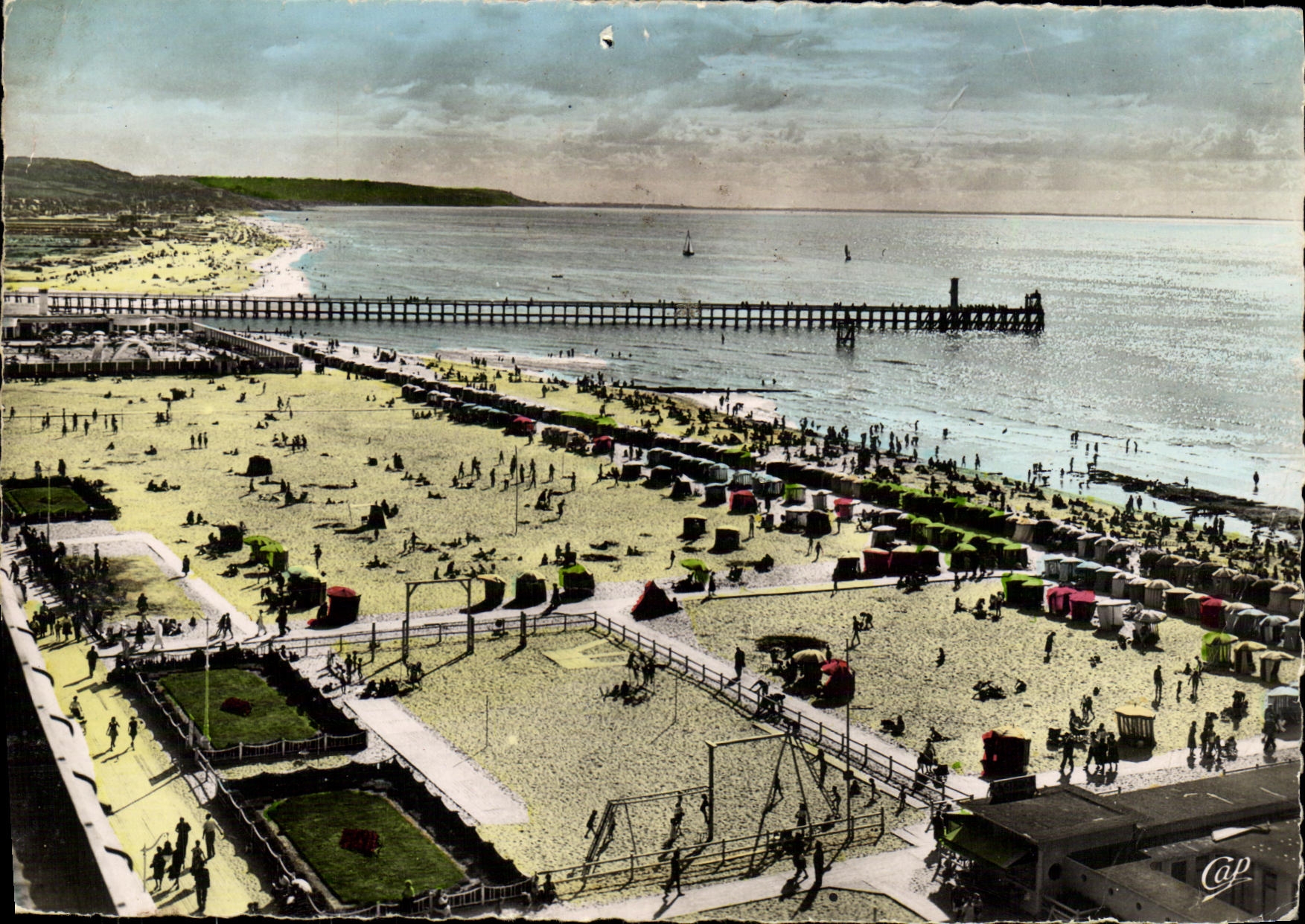 CPM Deauville Trouville Vue generale des deux Plages et la nouvelle Jetee