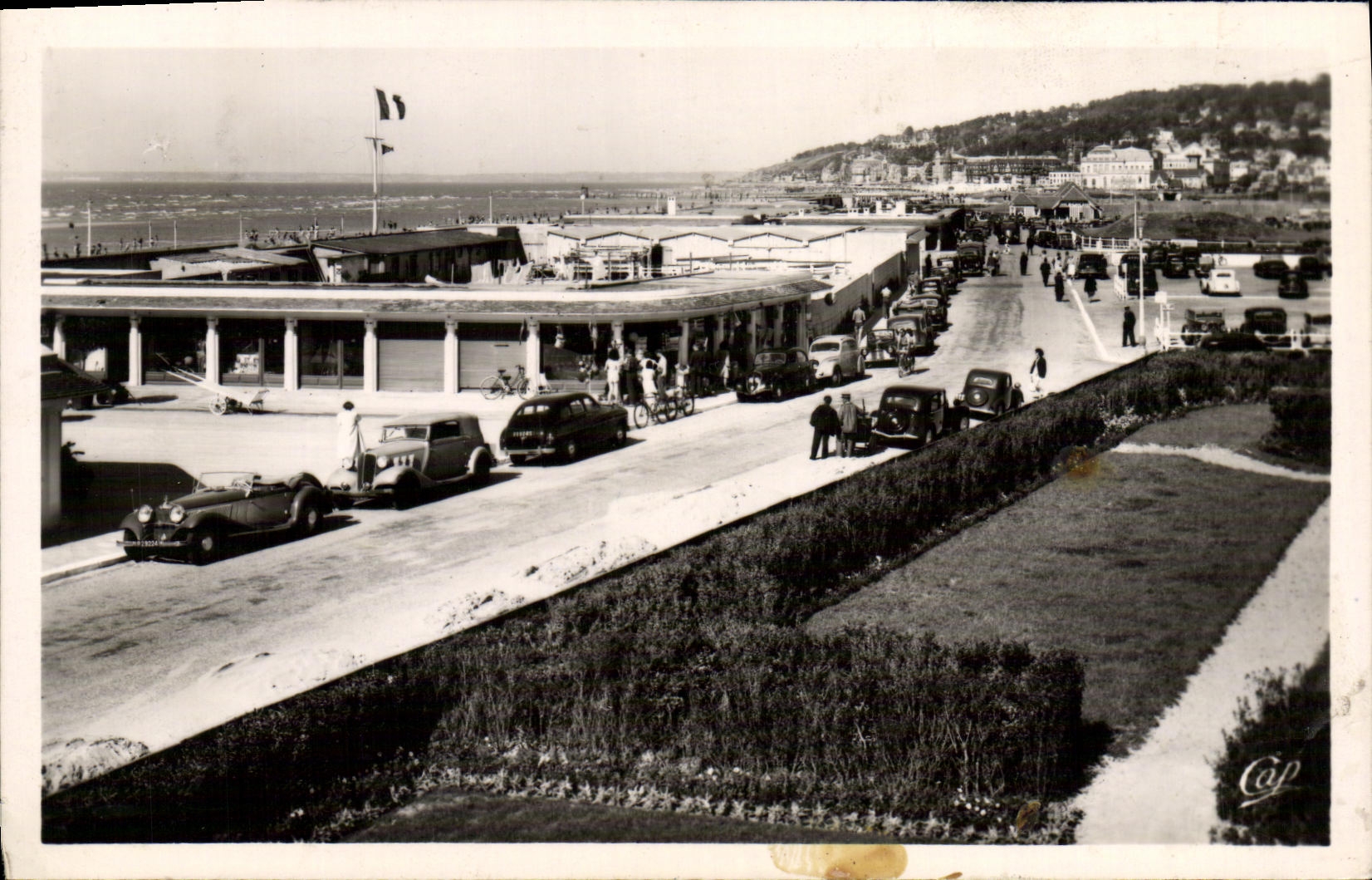 Deauville - Plage Fleurie — Vue générale vers la plage — éditeur C.A.P. n°101