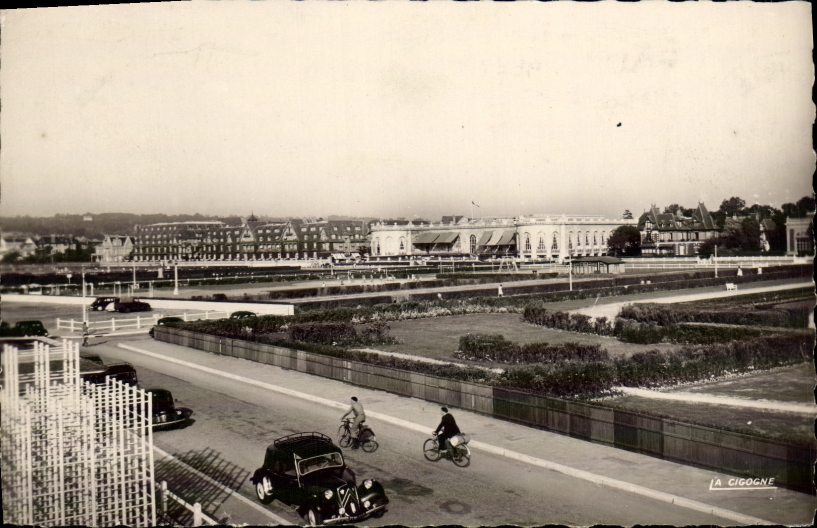 CPM Deauville La Plage Fleurie Les hotels le casino Les jardins 