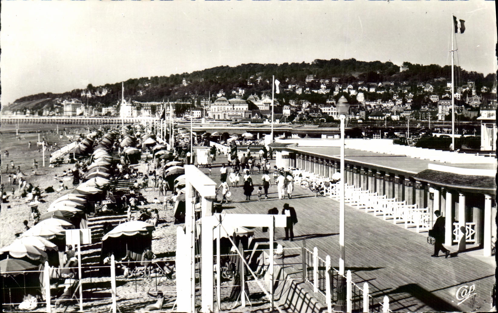 Deauville - Plage Fleurie — Vue d'ensemble sur la Plage et la Ville — C.A.P. Paris (134)
