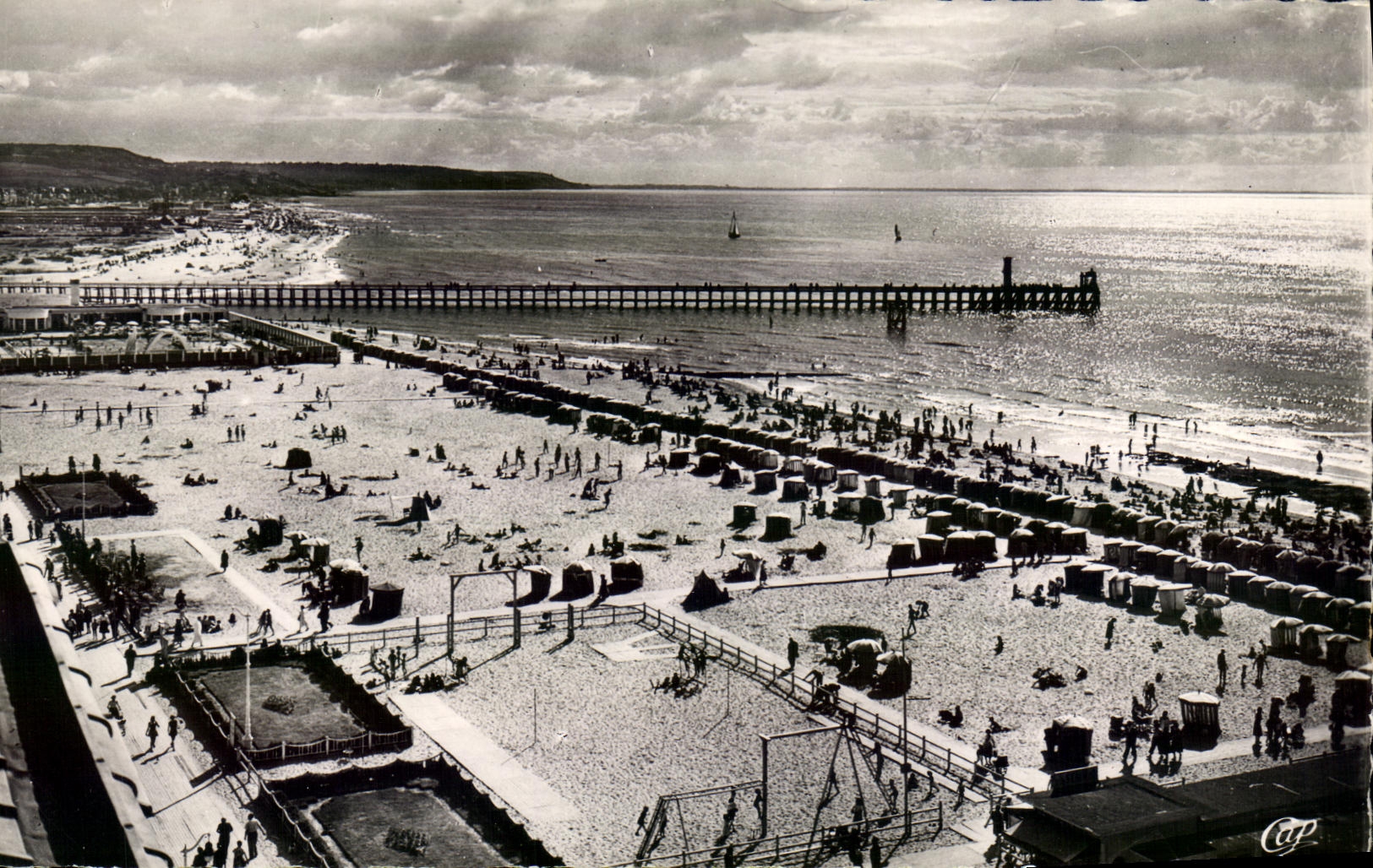 Deauville - Trouville — Vue générale des deux plages et la nouvelle jetée — CPAPHIL