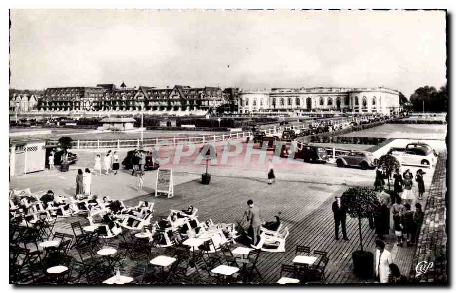 Deauville - La Plage Vieutrie — Vue vers le Normandy et le Casino — Réal-Photo