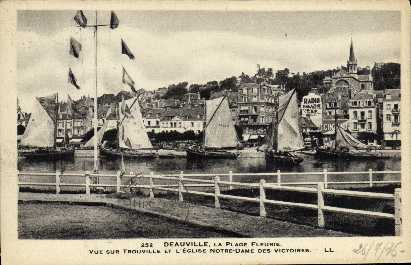 Deauville, la Plage Fleurie — Vue sur Trouville et l'Église Notre-Dame des Victoires — LL, n° 252