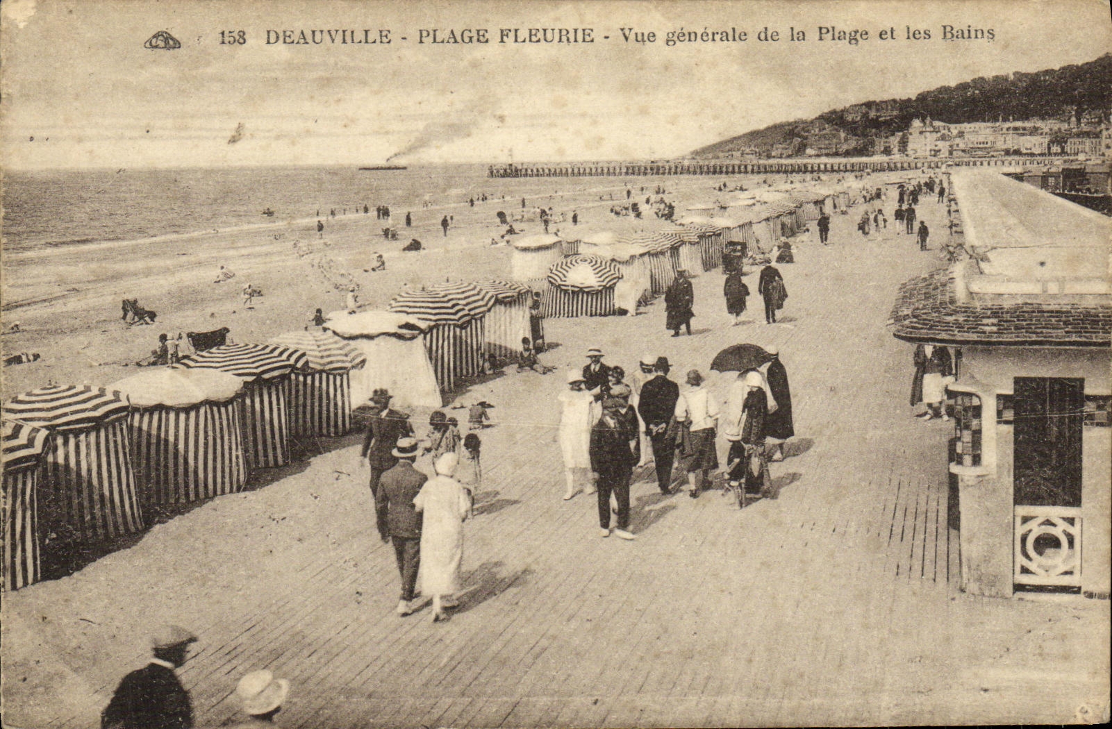 Deauville - Plage Fleurie - Vue générale de la Plage et les Bains