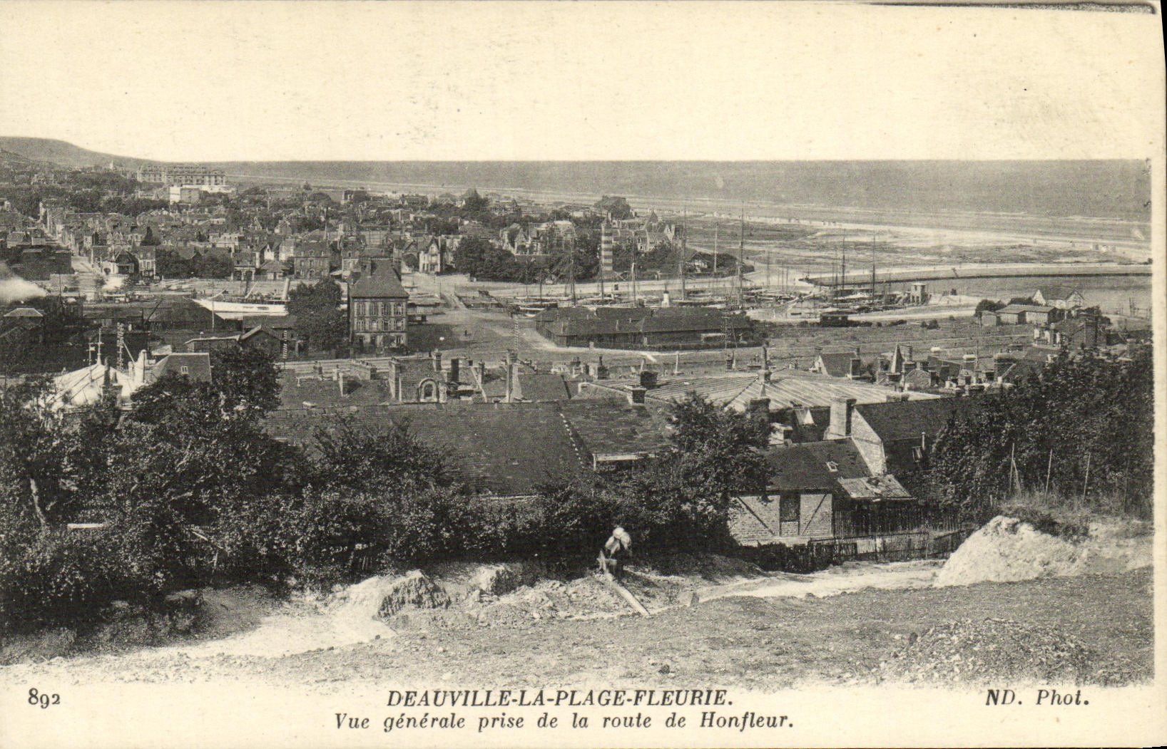 Deauville-La-Plage-Fleurie — Allgemeiner Blick vom Weg nach Honfleur — ND. Foto.