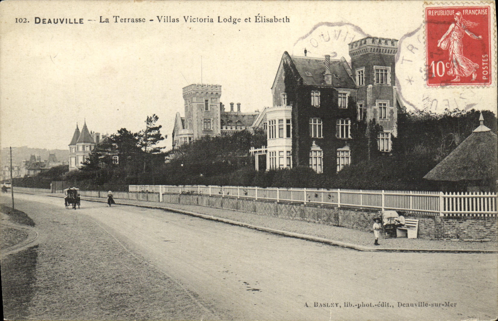 Deauville — La Terrasse — Villas Victoria Lodge et Élisabeth — A. Basley, lib.-phot.-édit., Deauville-sur-Mer