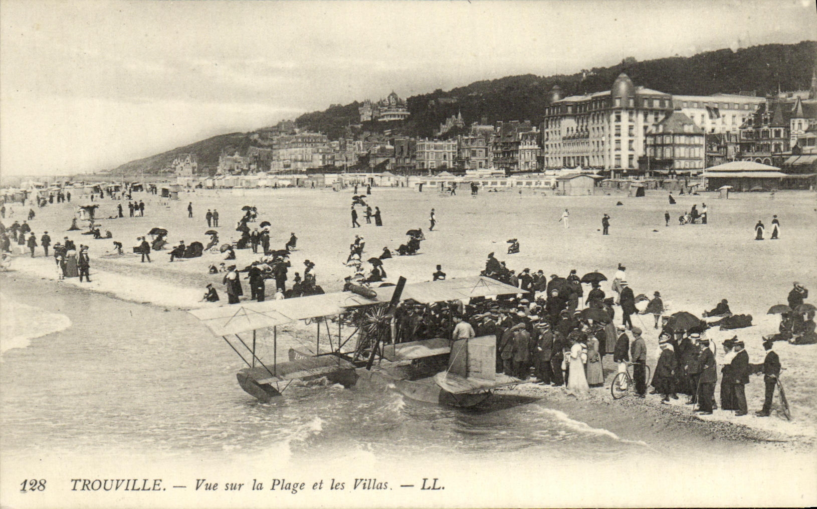 CPA Deauville Vue sur la Plage et les Villas Hydravion Avion 