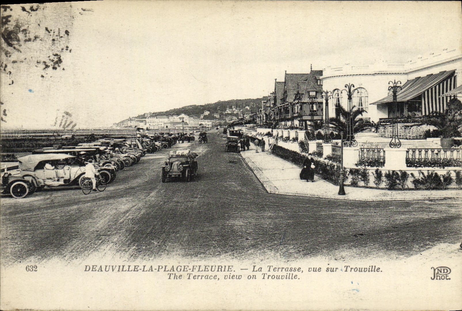 Deauville-la-Plage-Fleurie — La Terrasse, vue sur Trouville — JND Phot.