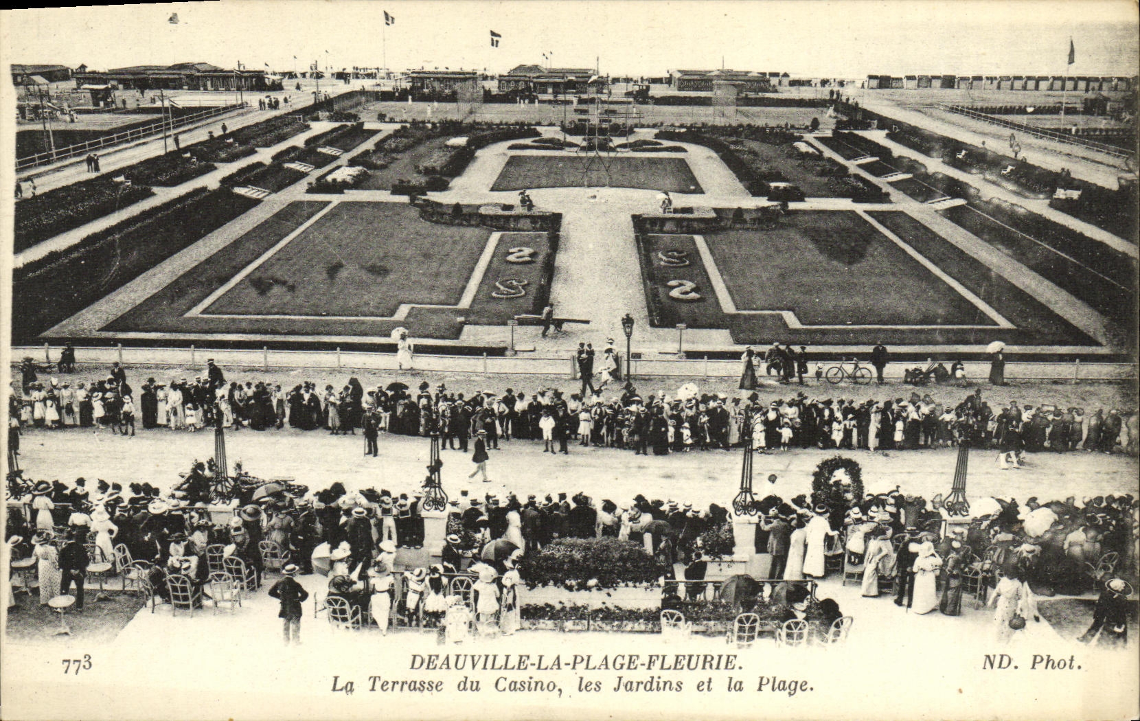 Deauville-La-Plage-Fleurie — La Terrasse du Casino, les Jardins et la Plage — ND. Phot.