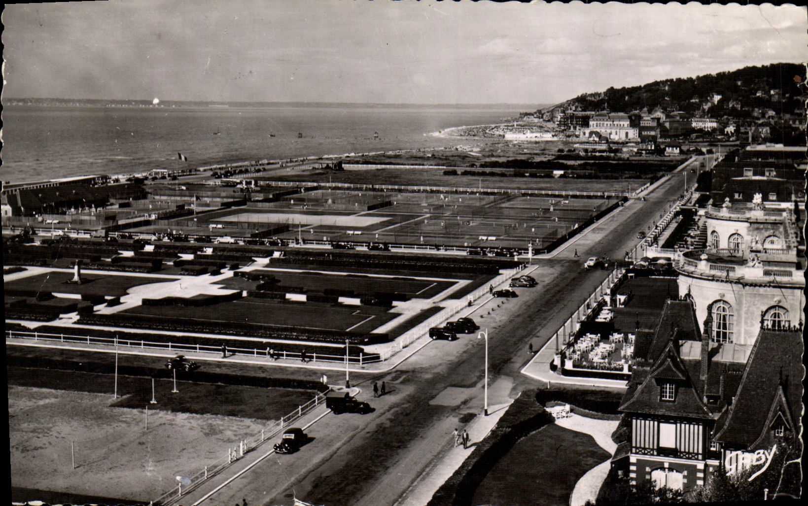 CPM Deauville La Plage Fleurie Vue d ensemble sur les Jardins au found Trouville