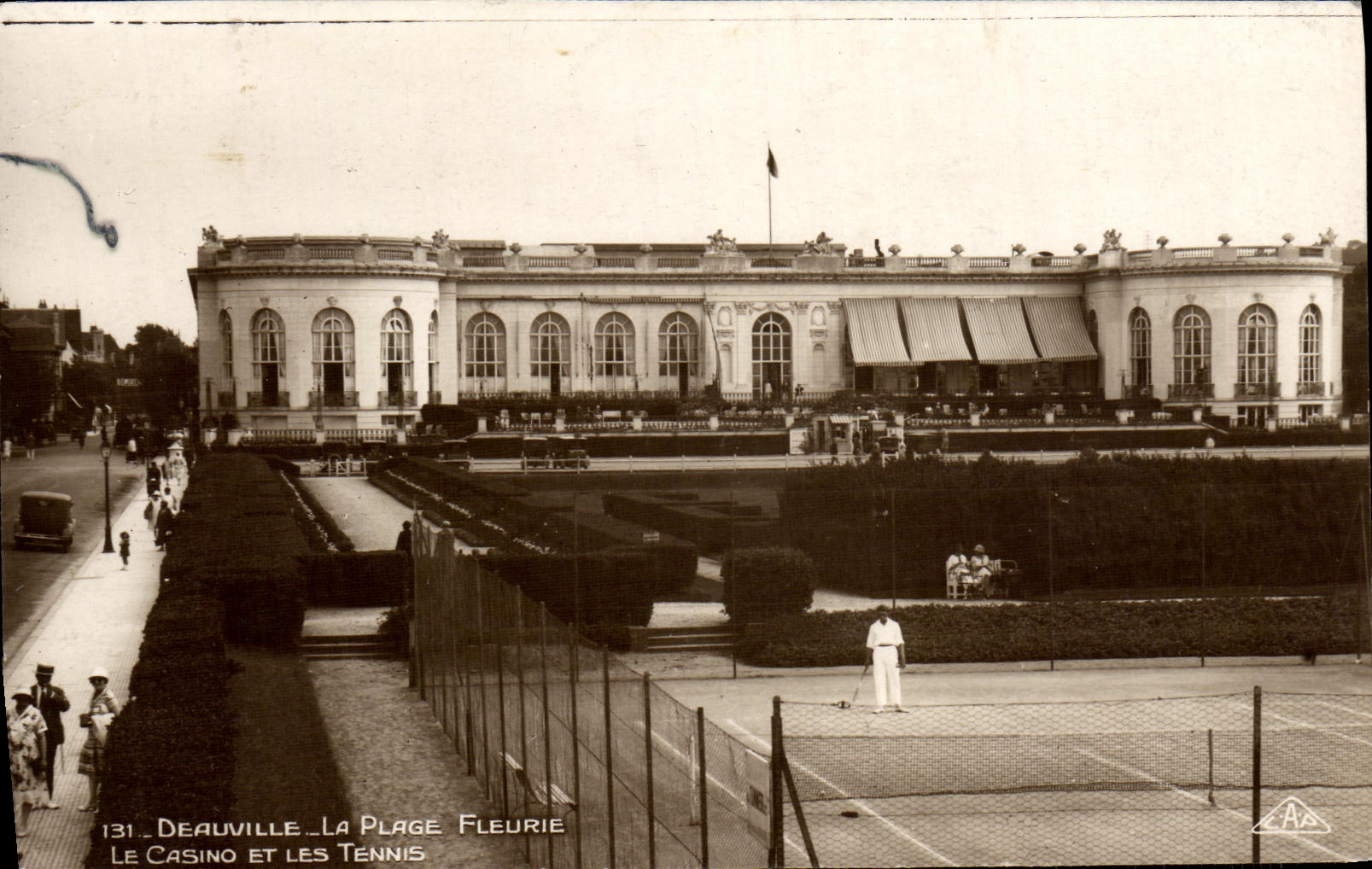 Deauville — La Plage Fleurie — Le Casino et les Tennis