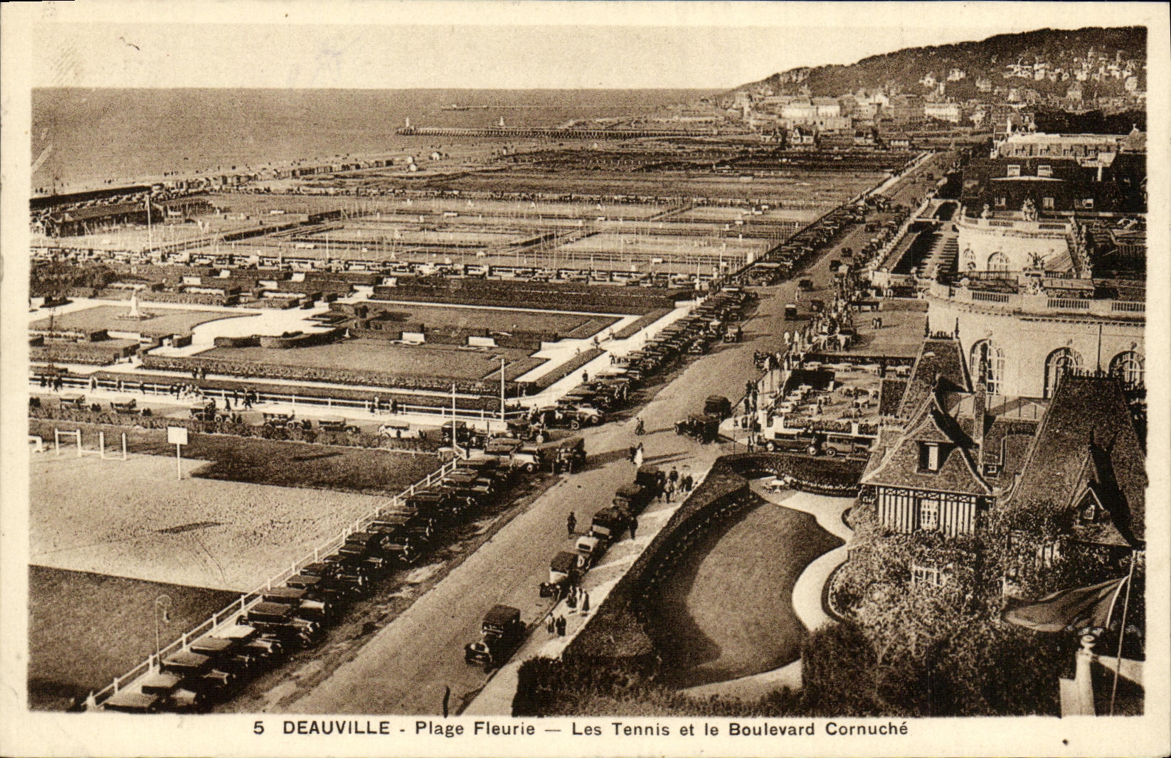 Deauville - Blühende Strände — Tennisplätze und Boulevard Cornuché — Royal Photo