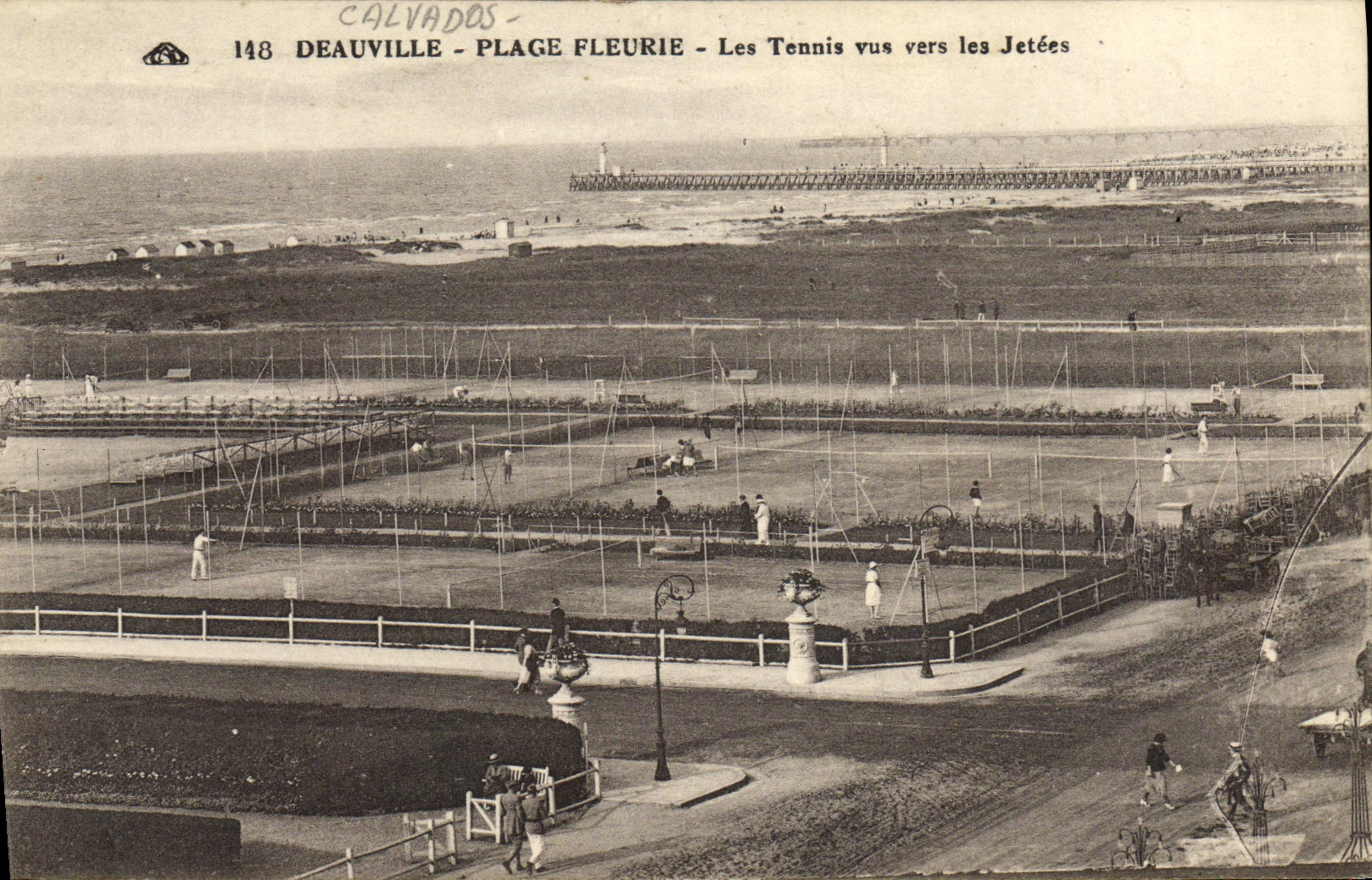 Deauville - Plage Fleurie - Les Tennis vus vers les Jetées