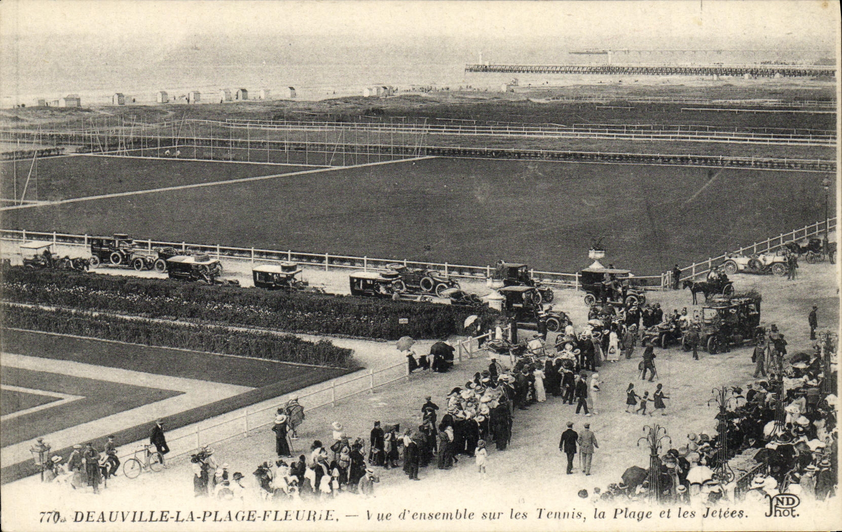 Deauville-La-Plage-Fleurie — Vue d'ensemble sur les Tennis, la Plage et les Jetées — INDhot.