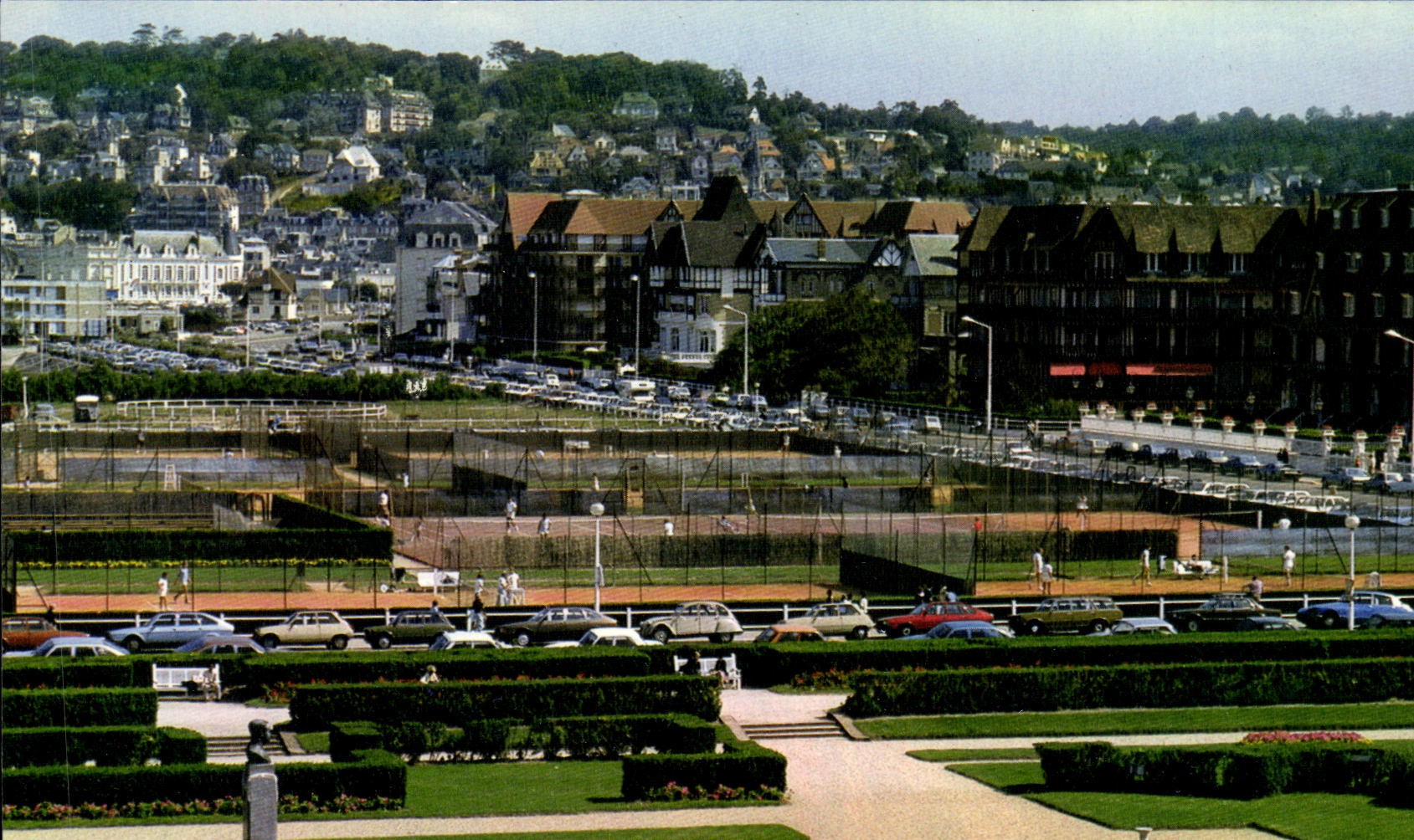 Deauville — Les parterres fleuris et les tennis de la Terrasse de Deauville — cap theojac