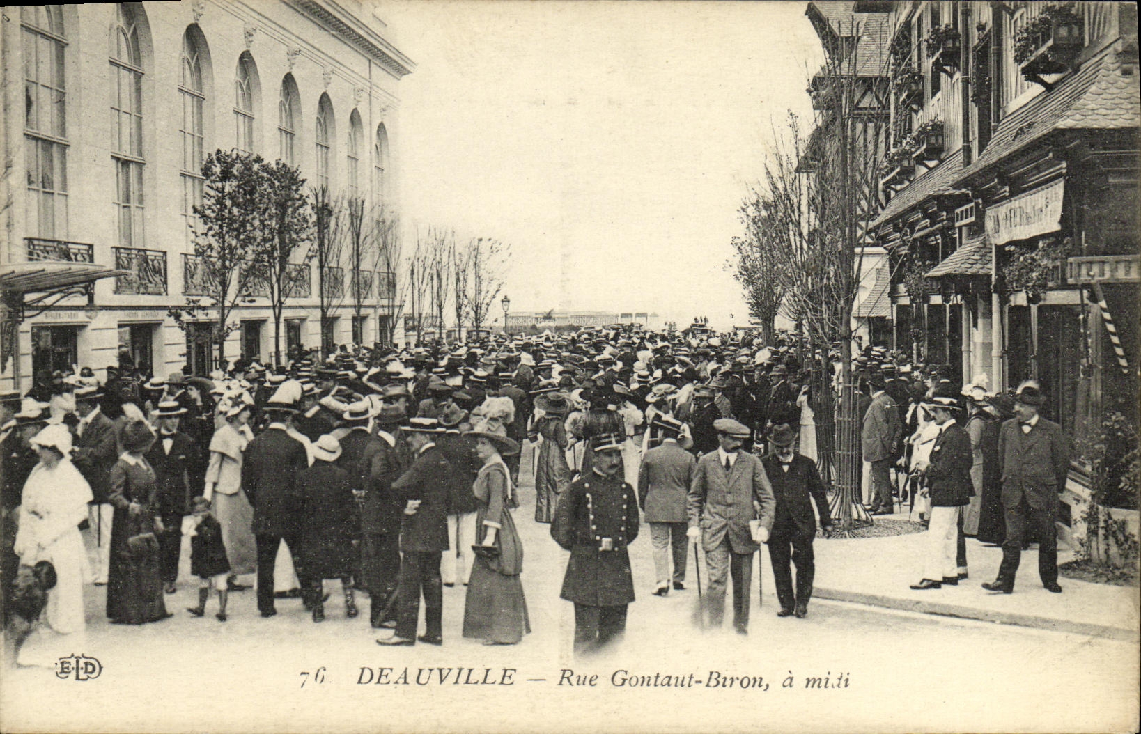 Deauville — Rue Gontaut-Biron, à midi