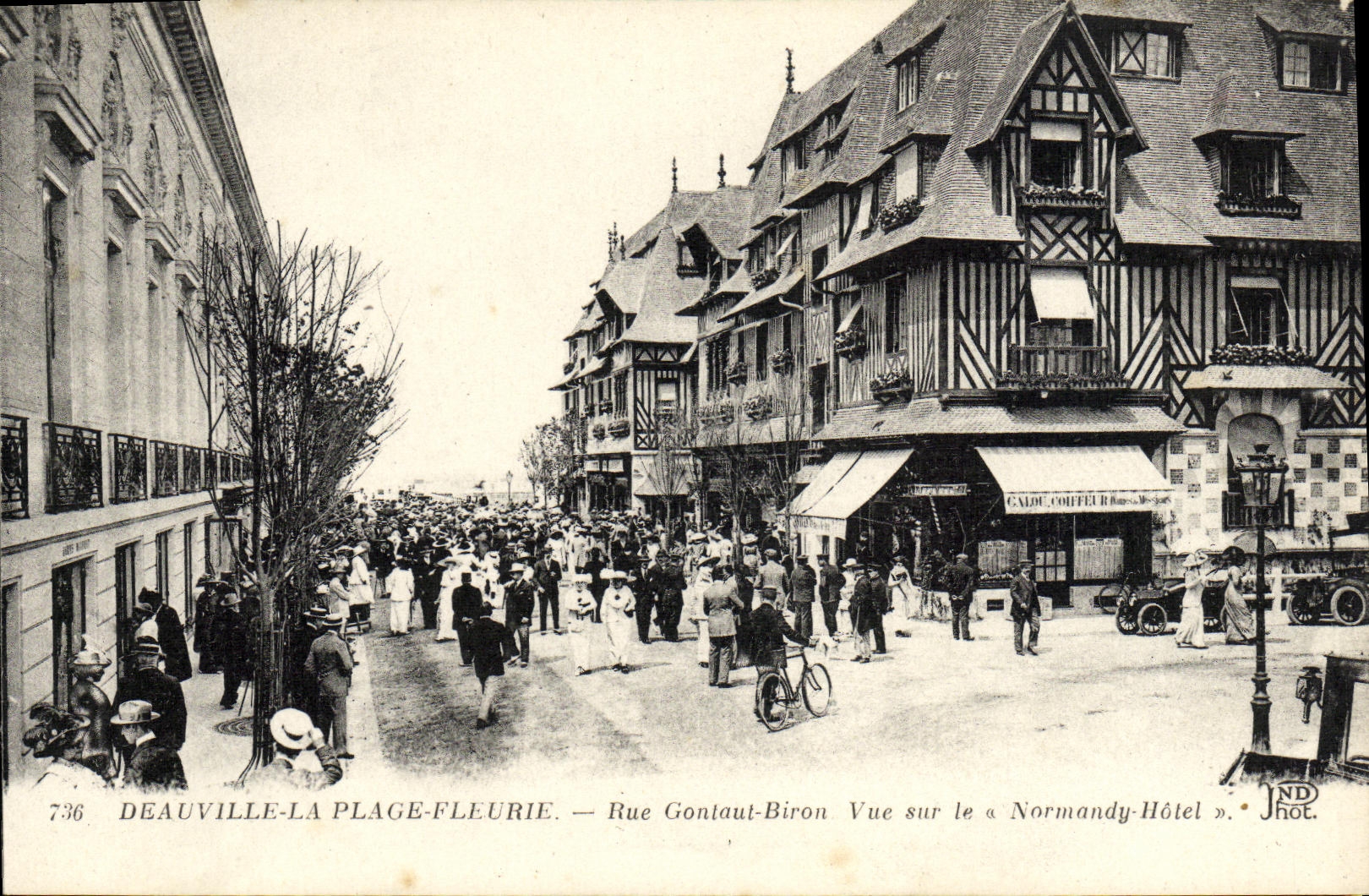 Deauville-La Plage-Fleurie — Rue Gontaut-Biron vue sur le « Normandy-Hôtel » — JND Phot.
