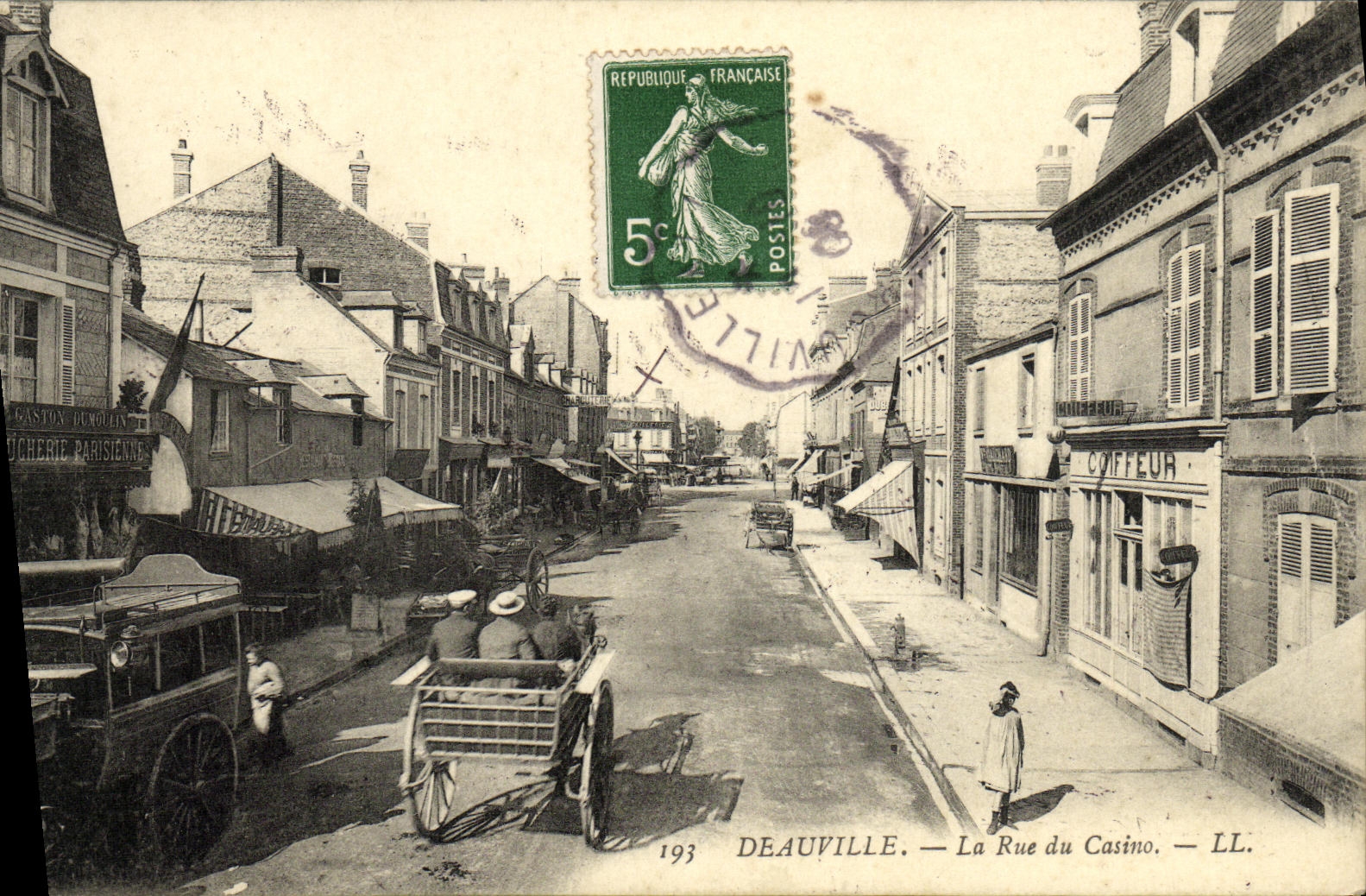CPA Deauville La Rue du Casino Boucherie parisienne Coiffeur 