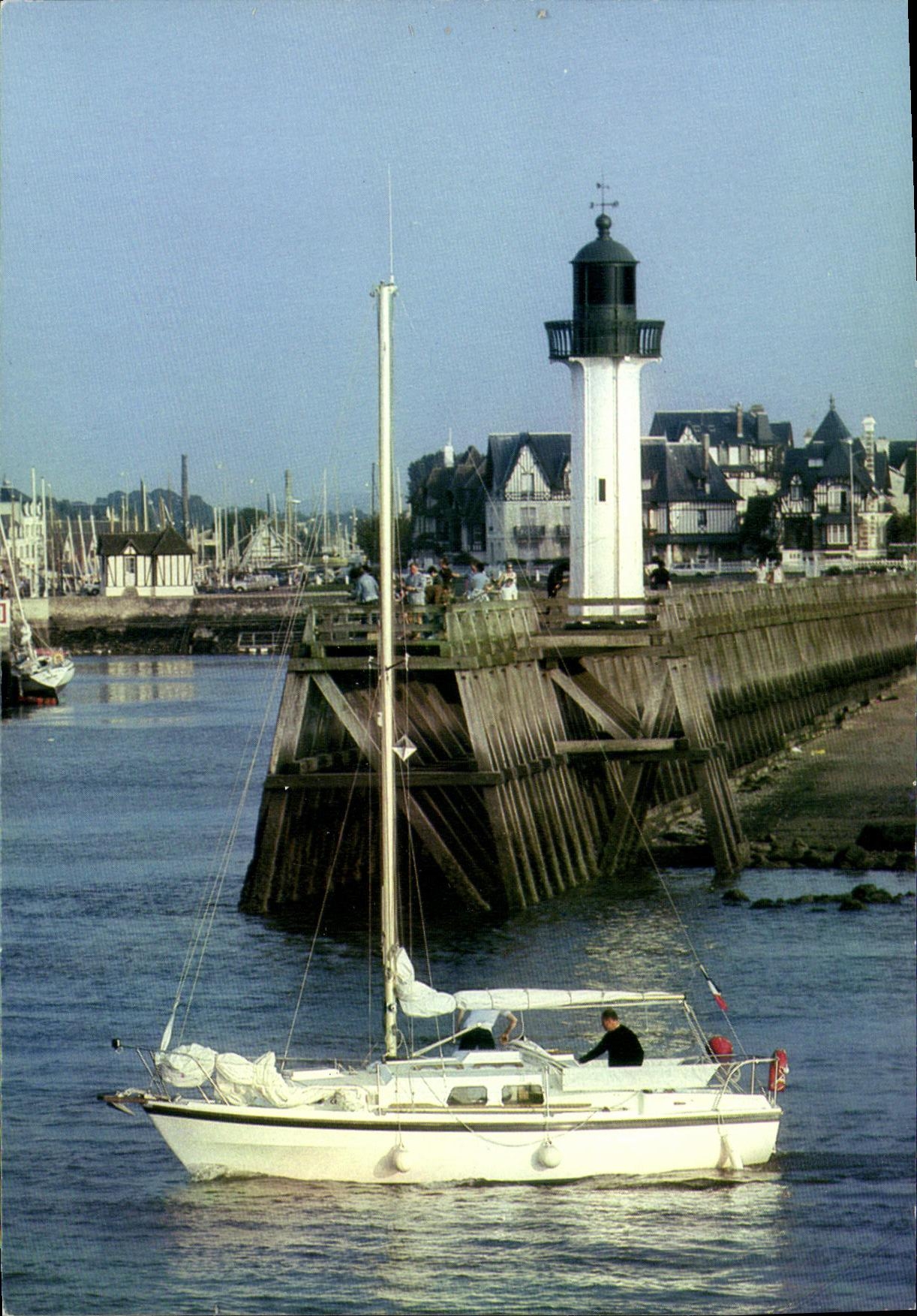 Deauville (Calvados) — L'entrée du port — Leicagraphie M. Guillarid, IRIS, Mexichrome
