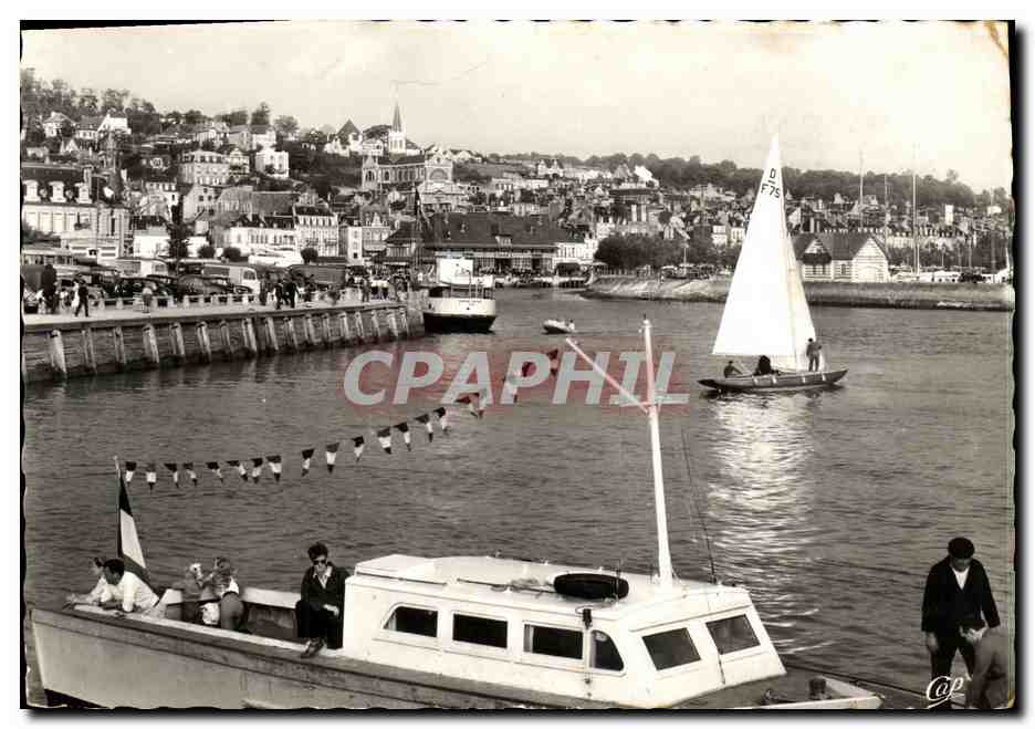 CPM Deauville Trouville L Entree du Port Bateaux