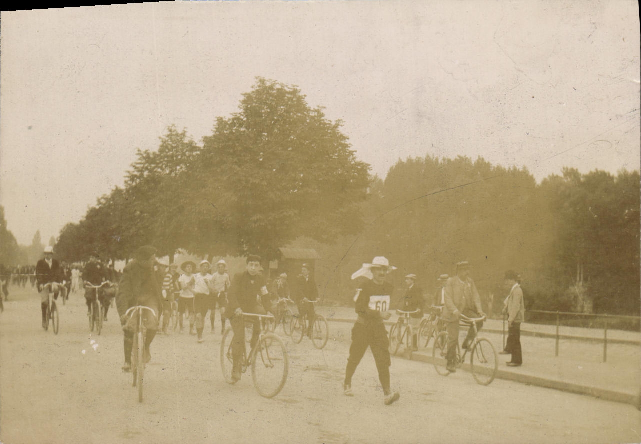 Photo Neuilly sur Seine Course Cycliste Velo Cycle 