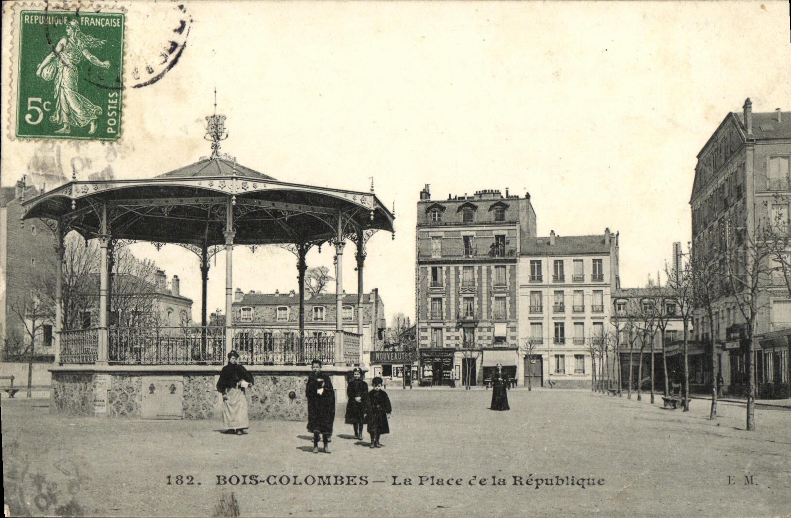 CPA Bois Colombes La Place de la Republique