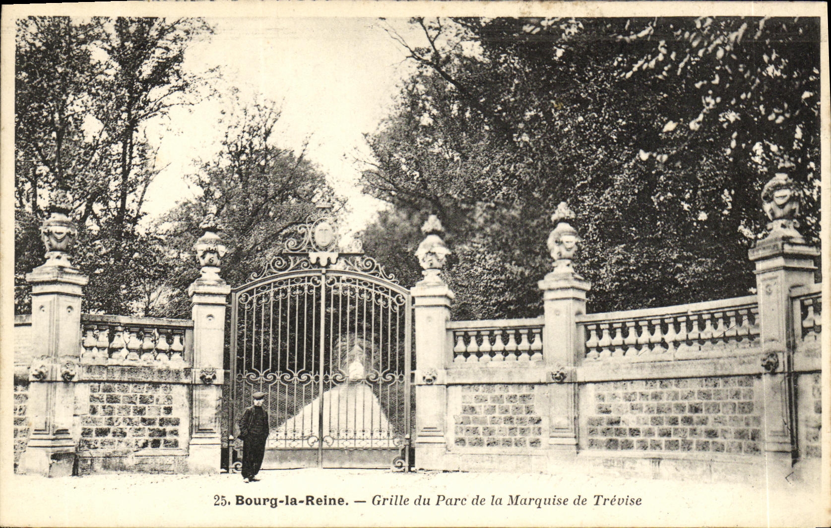 CPA Bourg la Reine Grille du Pac de la Marquise de Trevise