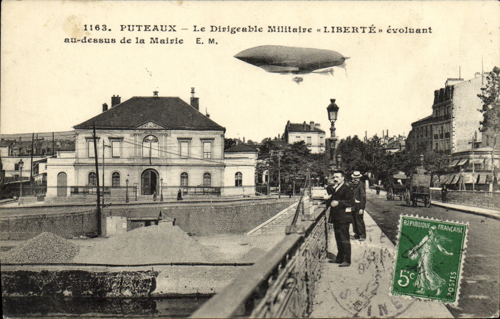 CPA Puteaux Le Dirigeable Militaire Liberte evoluant au dessus de la Mairie Zeppelin 
