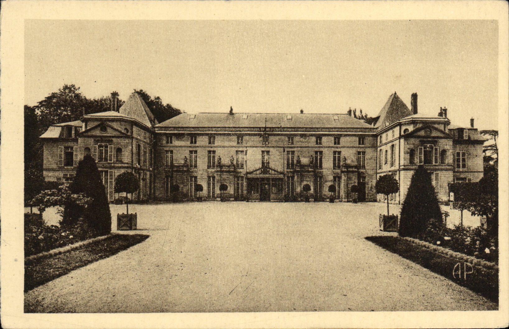CPA Malmaison Le Chateau facade Est et Cour d Honneur 