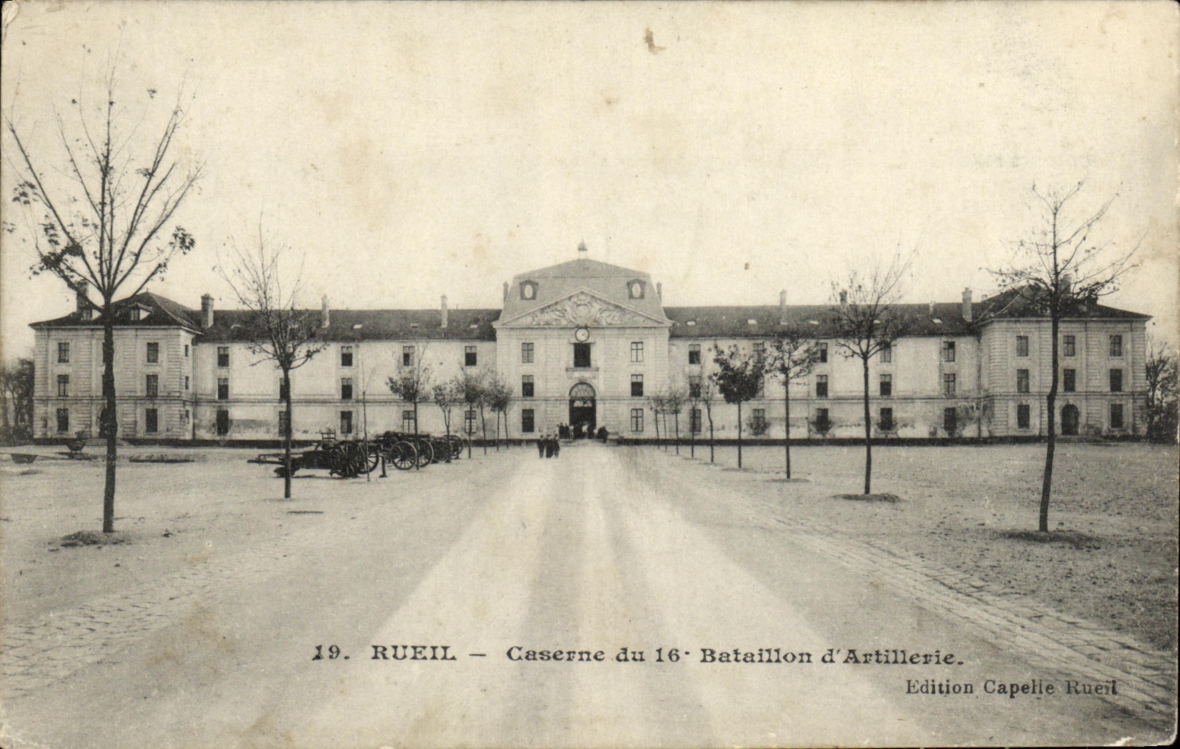 CPA Rueil Caserne du 16eme Bataillon d Artillerie Militaria