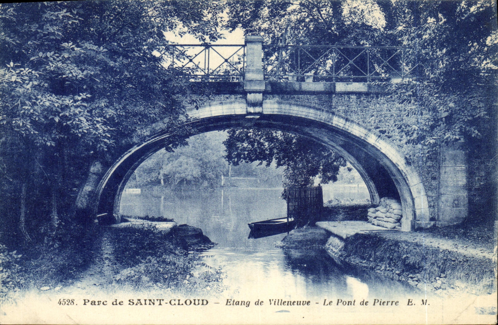 CPA Parc De Saint Cloud Etang de Villeneuve Le Pont de Pierre
