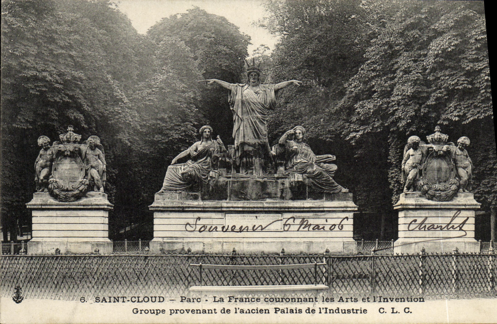 CPA Parc De Saint Cloud La France Couronnant Les Arts et L Invention Groupe provenant de l ancien palais de l industrie 