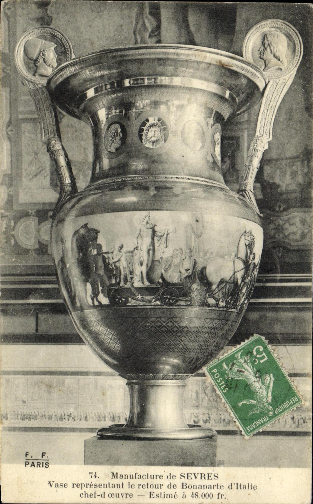 CPA Sevres Manufacture de Vase Representant le Retour de Bonaparte d Italie 