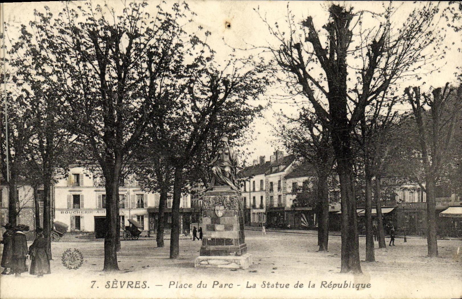 CPA Sevres Place du Parc La Statue de la Republique