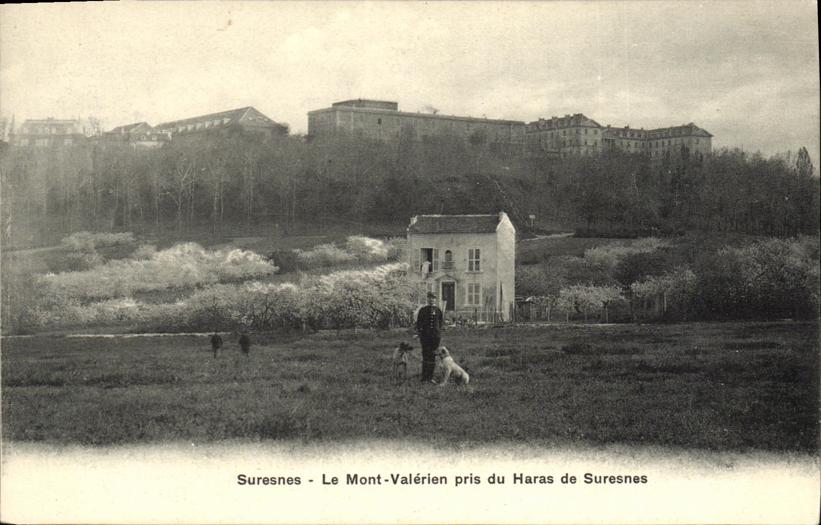 CPA Suresnes Le Mont Valerien Vue Generale Soldat chiens