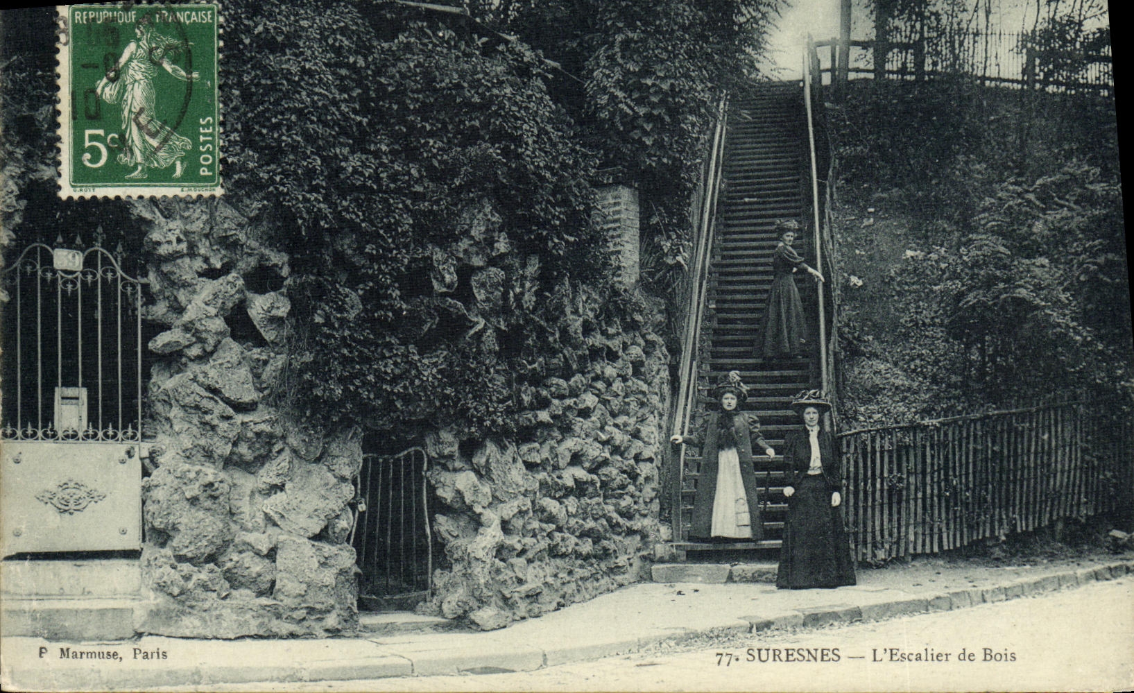 CPA Suresnes L Escalier de Bois Femmes