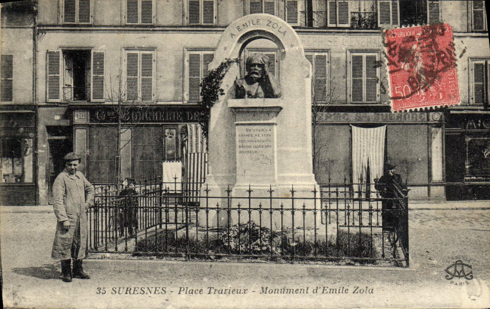 CPA Suresnes Place Trarieux Monument d Emile Zola 