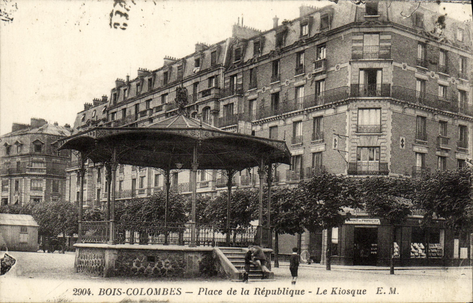 CPA Colombes Bois Place de la Republique Le Kiosque