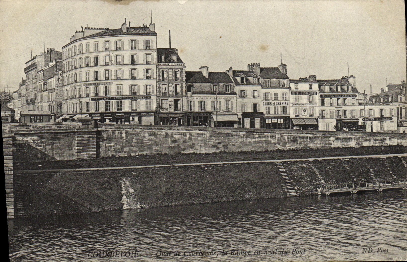 CPA Courbevoie Quai de Courbevoie La rampe en aval du pont 