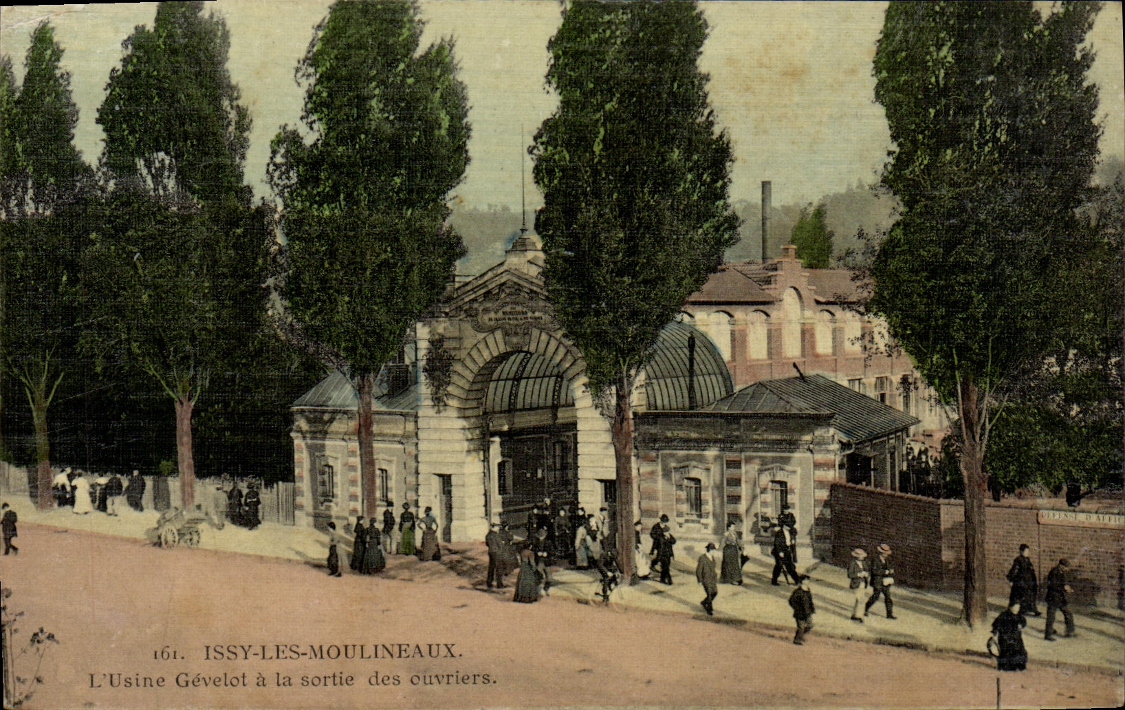 CPA Issy Les Moulineaux L usine Gevelot a la sortie des ouvriers carte toilee 