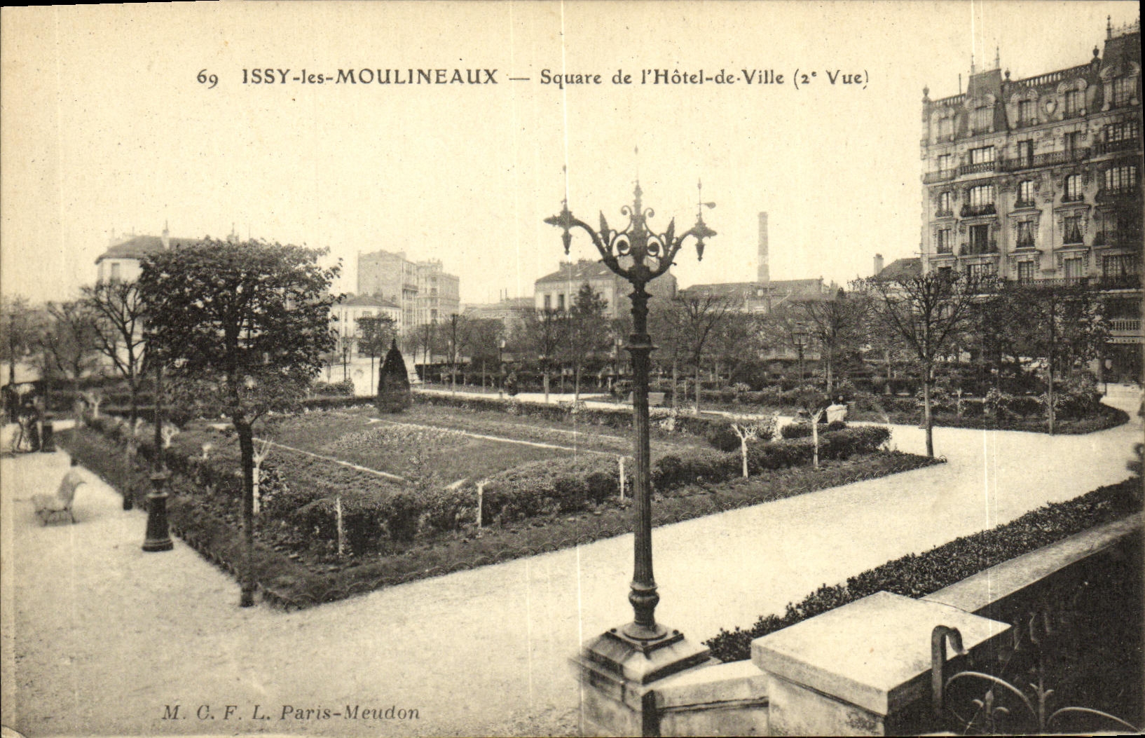 CPA Issy les Moulineaux Square de l Hotel de Ville