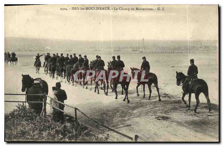 CPA Issy les Moulineaux Le Champ de Manoeuvres Militaria