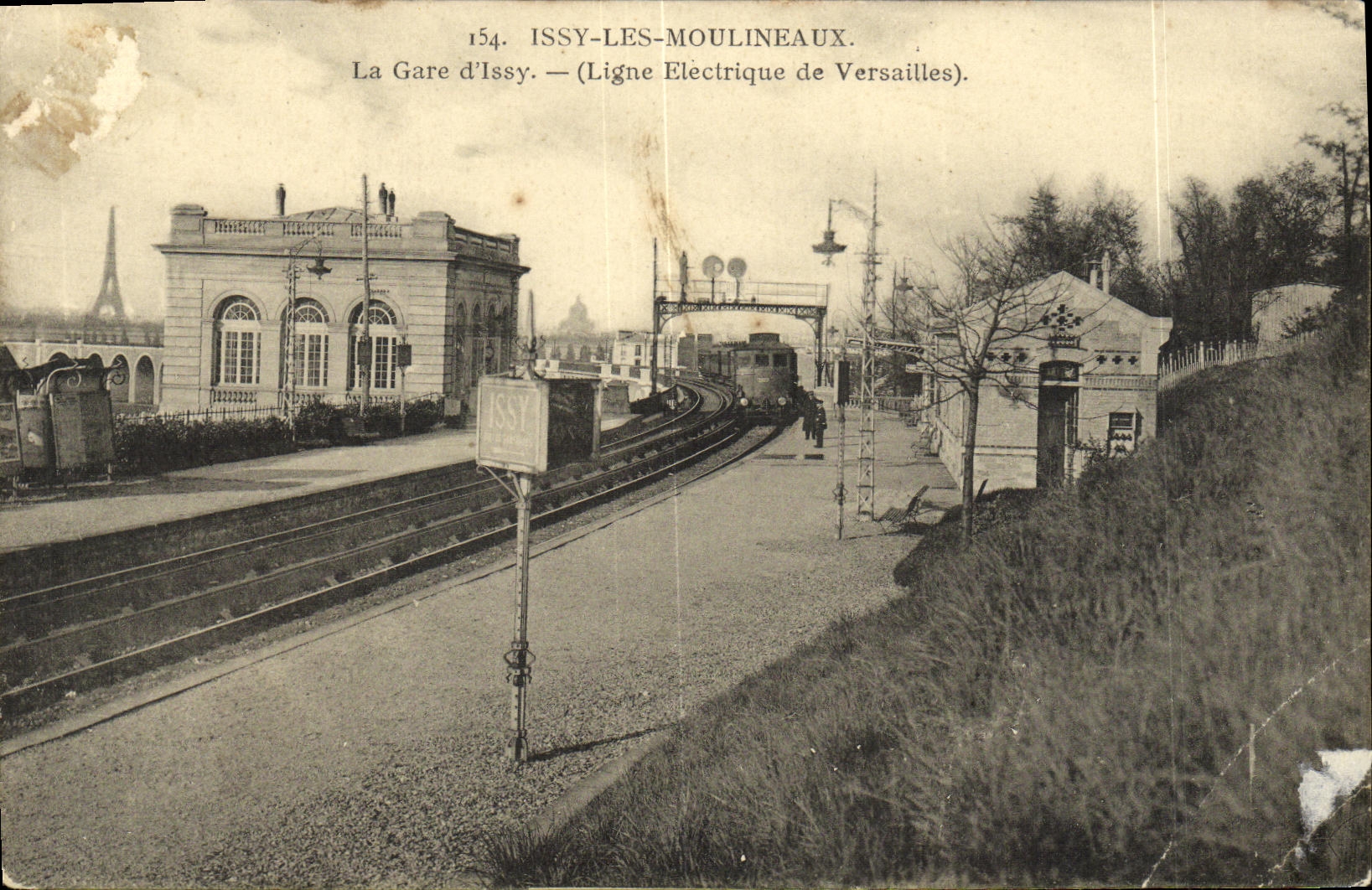 CPA Issy les Moulineaux La Gare d Issy Ligne electrique de Versailles Train Tour Eiffel 
